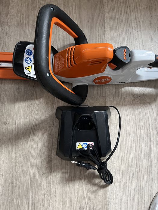 Foarfeca pentru gard viu Stihl HSA 40 cu ac. si inc-Noua