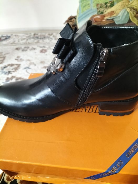 Продам ботинки женские