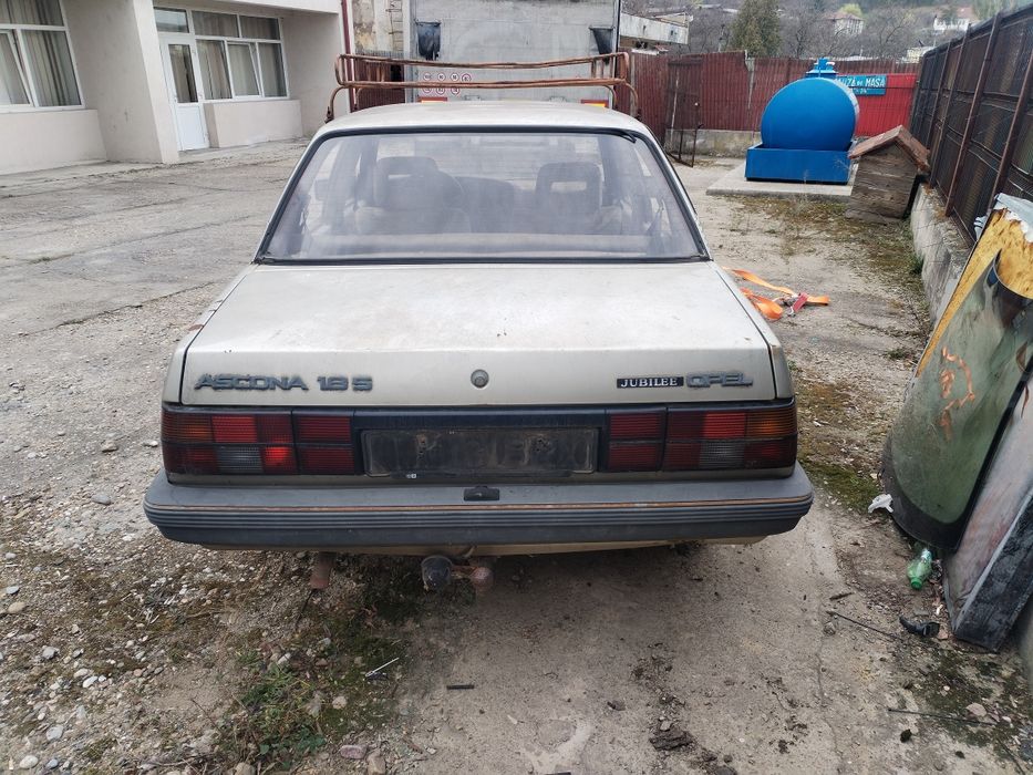 Opel Ascona  1.8s vând sau dezmembrez