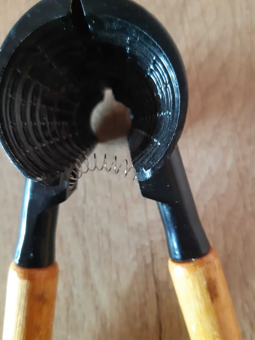 Орехотрошачка с дървени дръжки