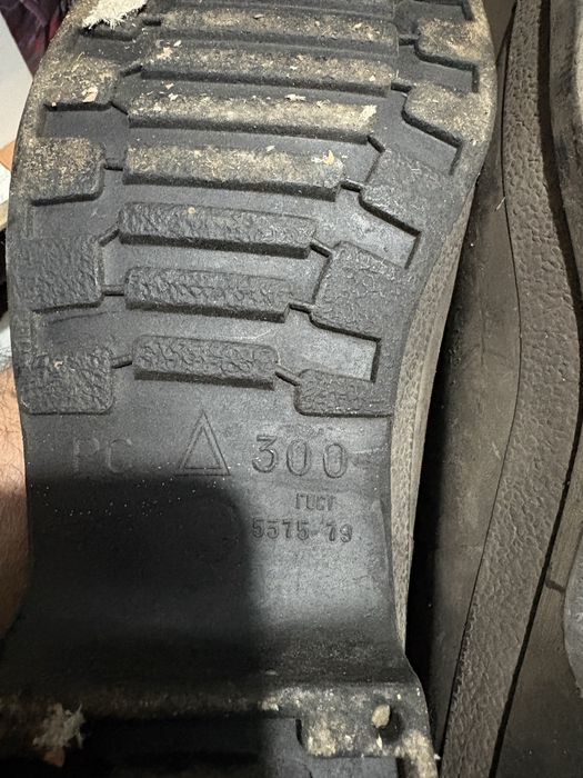 Продам резиновые литые сапоги