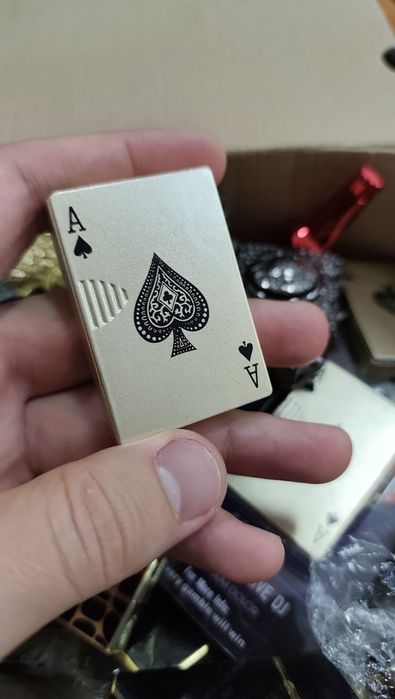 Bricheta forma carte de joc