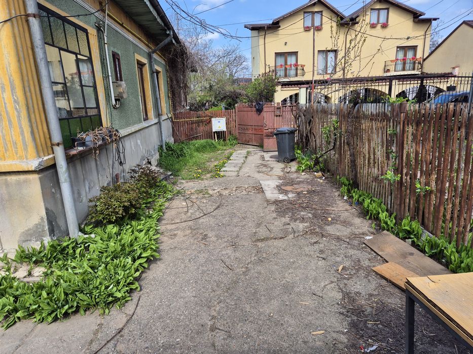 Vand teren ultra central cu casa ce necesita renovari