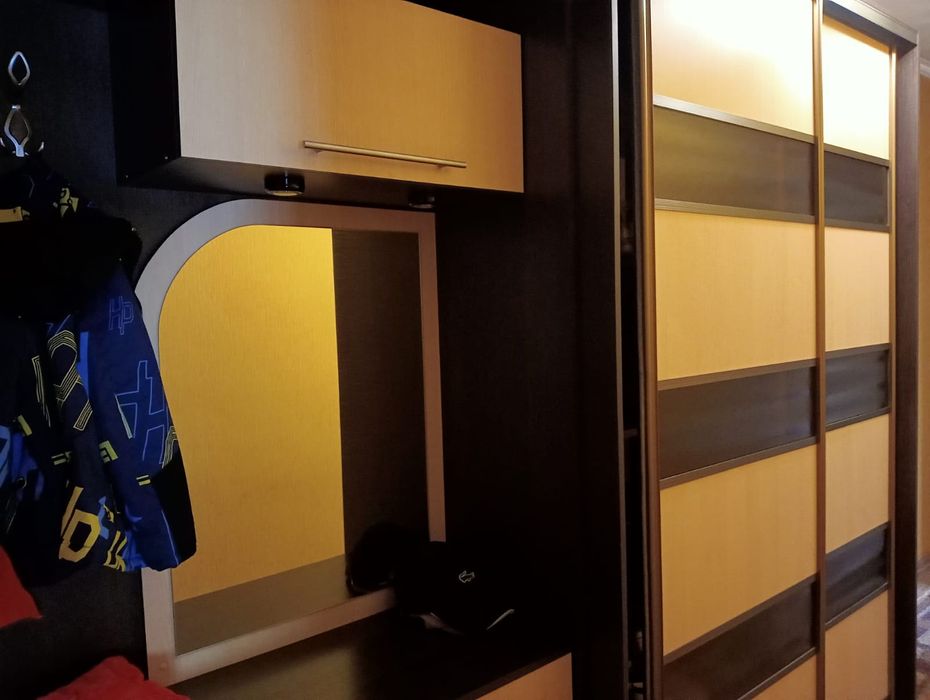 Продам прихожую в хорошем состоянии. Большой шкаф купе.