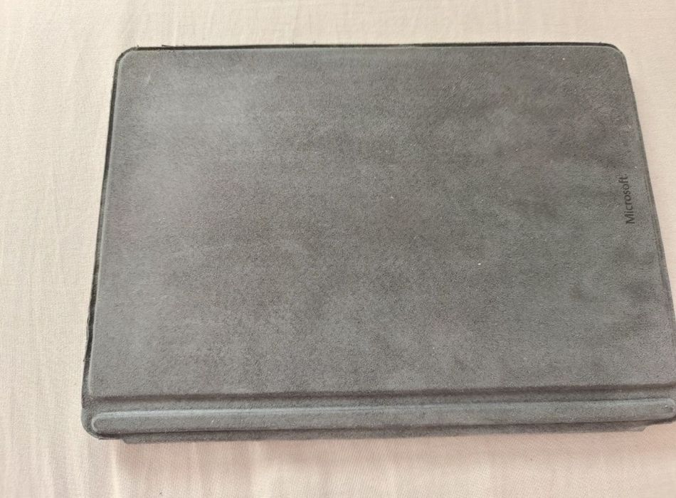 Microsoft surface go 128gb, 8gb ram,intel 4415y,  windows 11