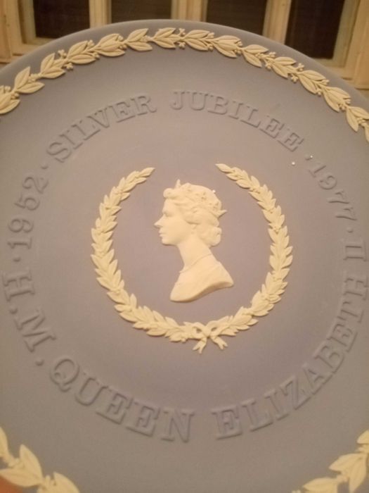 Farfurie mare Wedgwood jasper Regina Elisabeta II in cutia originala