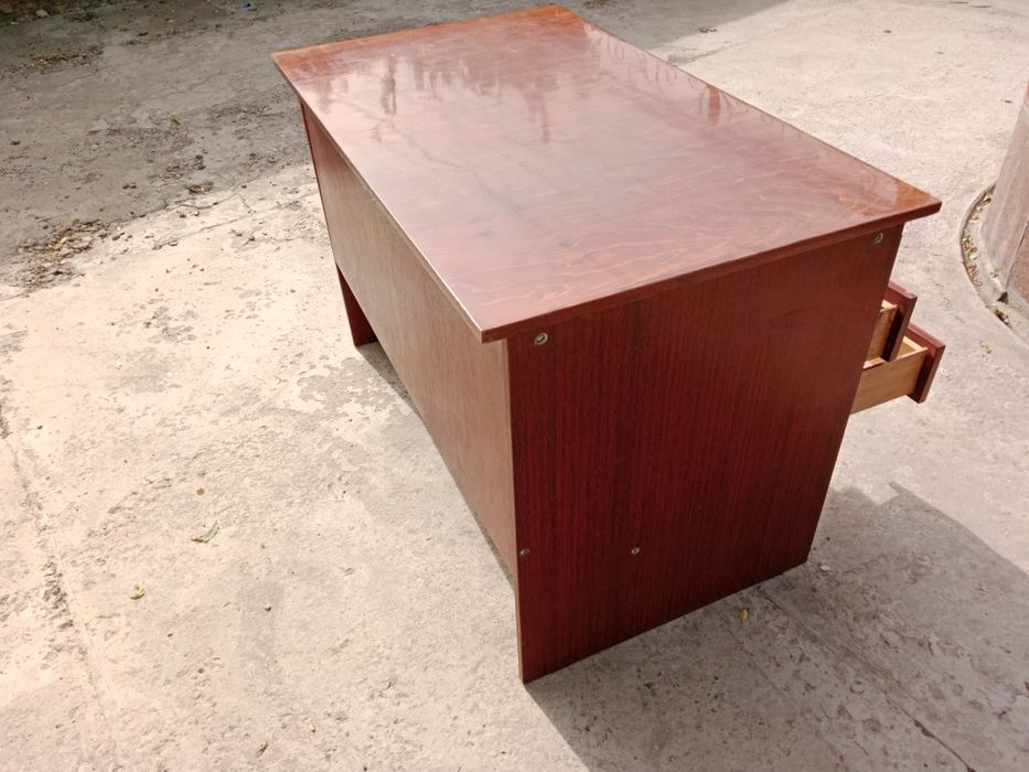 Стол с выдвижными ящиками