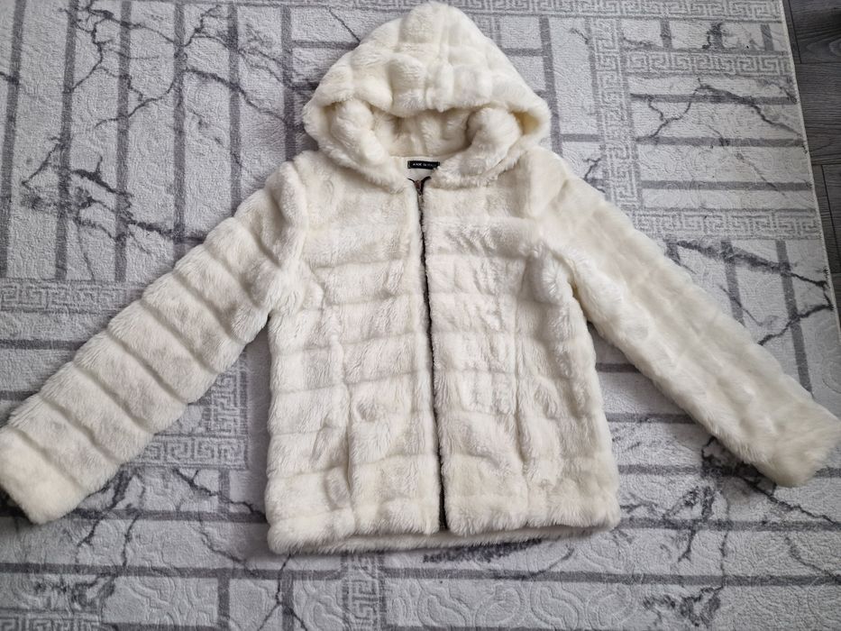 Бяло пухкаво палто
