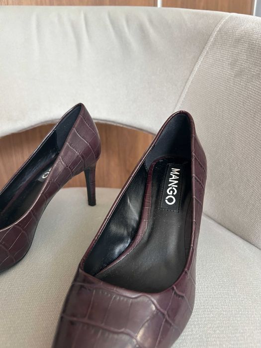 Кафяви обувки на ток с кроко ефект - Mango