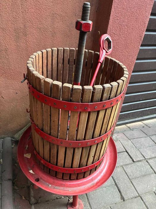 Presa manuala pentru fructe 40 L, cuva Ø35 cm, lemn masiv de stejar si fonta