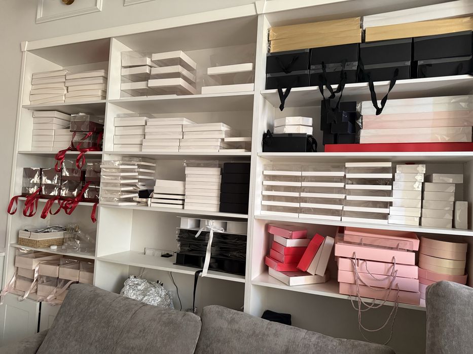 Отдам коробки, белые бесплатно цветные за пол цены