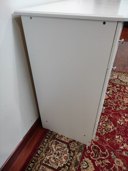 Стол с выдвижными ящиками