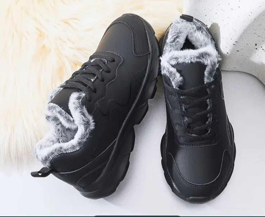 Продам теплые кроссовки. 5000т.