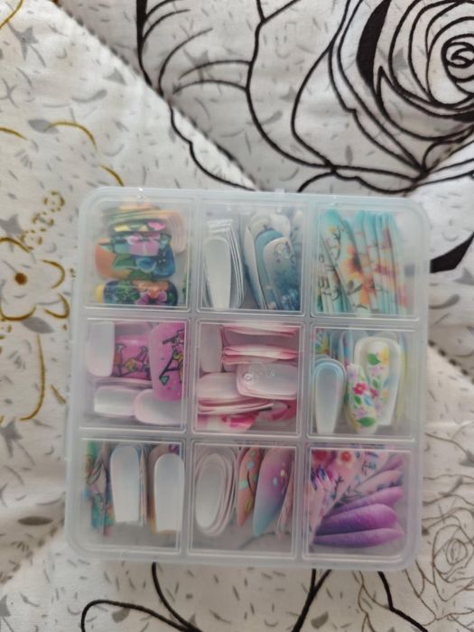 Комплект четки за грим 32 бр. + лепещи нокти 216 бр.