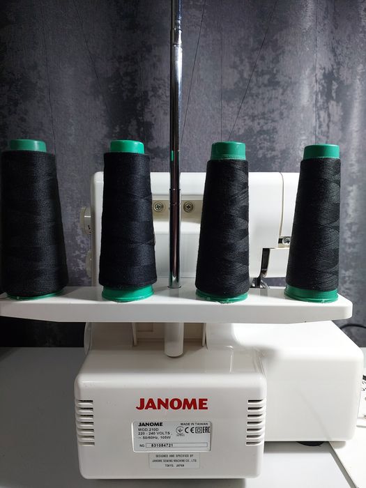 Оверлок б/у  рабочий