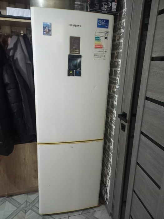 Продам два  холодильника