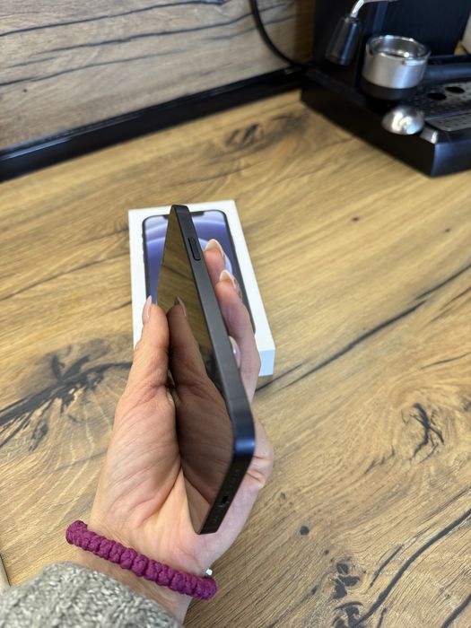 Iphone 12 + 7 кейса и кабел