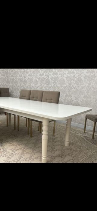 Стол длина - 2,5 м, ширина - 1 м