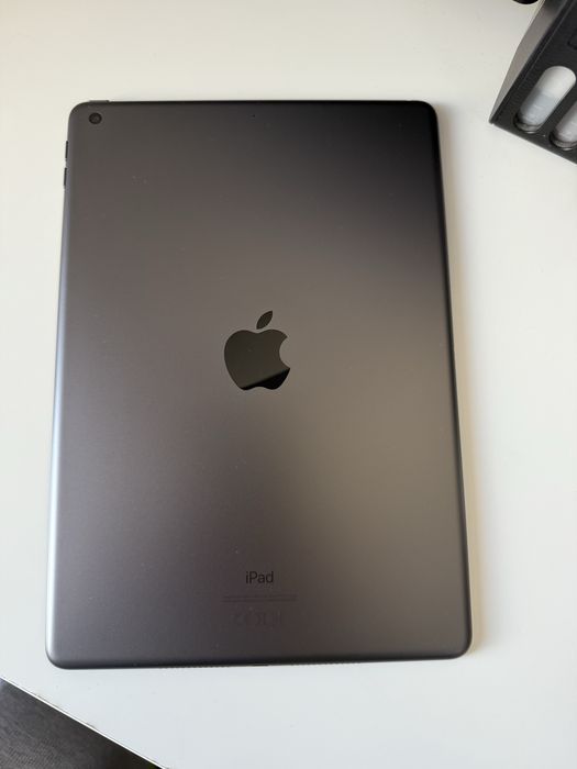 Vand tableta Apple Ipad gen 8 stare impecabila