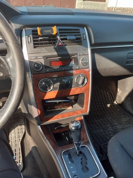 Vând Mercedes b180 automată