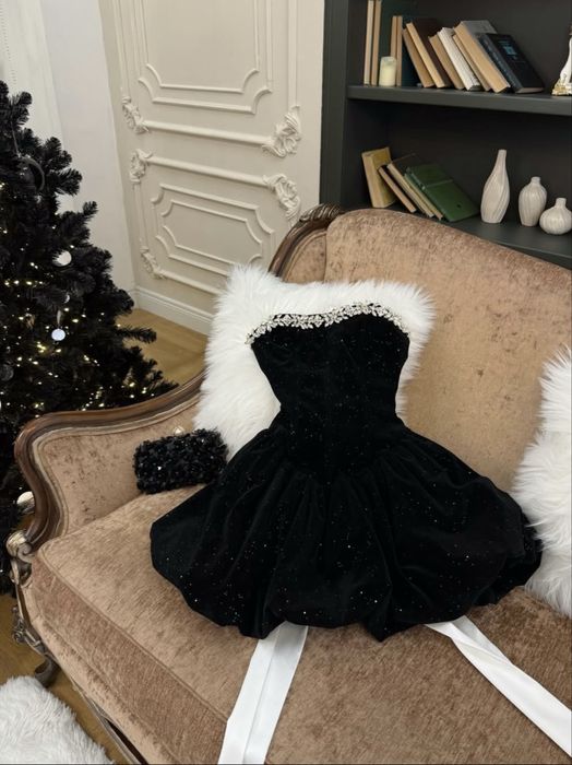 Черное вельветовое платье