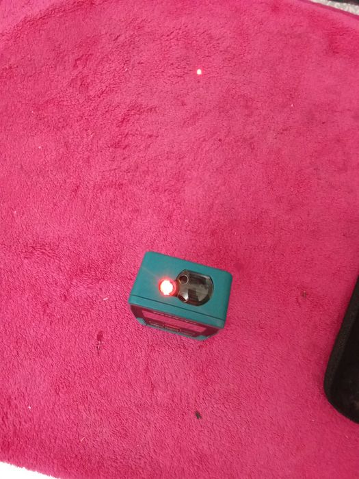 Лазерный дальномер Makita.