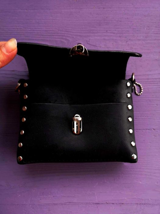 Ново. Мини чантичка на В подходяща за носене на колан или през рамо