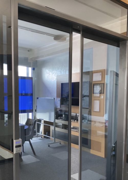 Сенсорный дверь марки “DOORSAN”