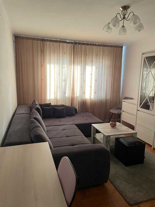Inchiriez apartament 3 camere.