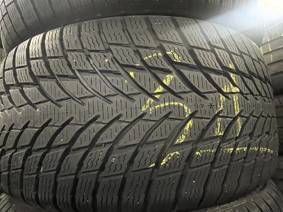 235 40 18 зимни NOKIAN