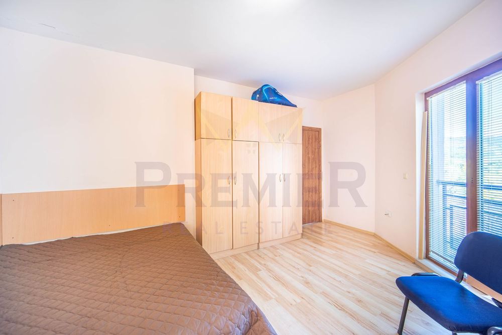 Многофункционална къща с осем апартамента подземен паркинг и морска п