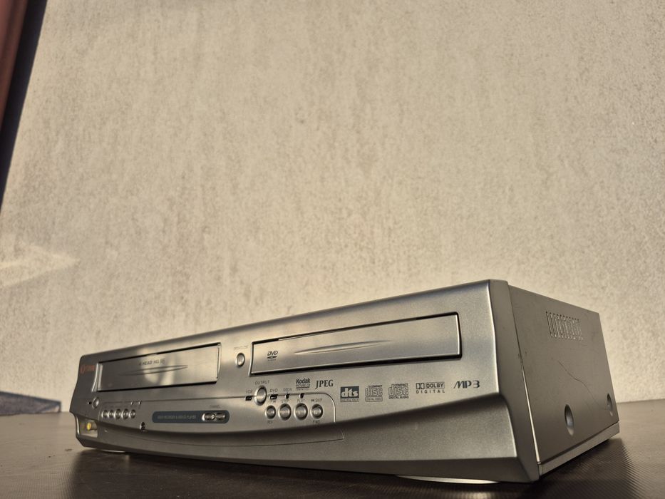 Vând video recorder & DVD Player marca Funai model DVPR-6530