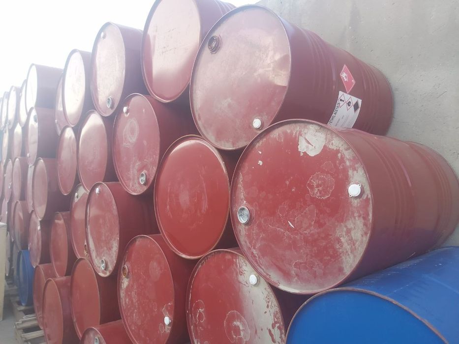 Бочки 200 литровые красные синие подберём любые цветы