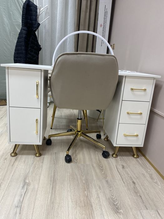 Бюро/маса за маникюр