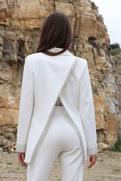 Продавам бял комплект Caramella Fashion.