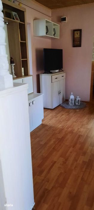 Casă cu 5 camere, garaj și pivniță