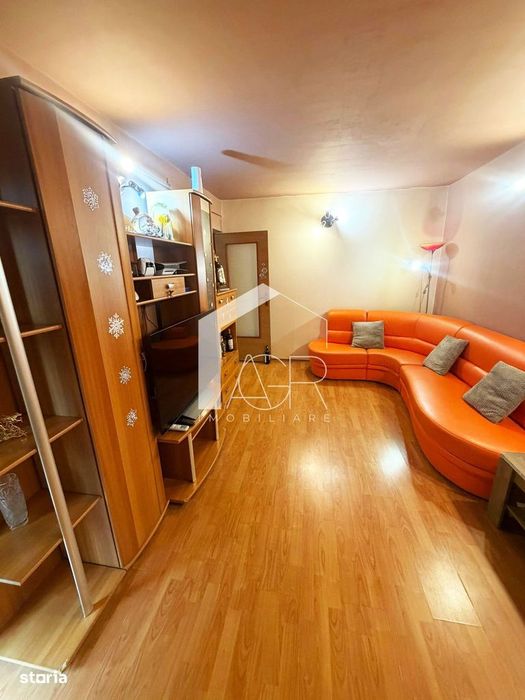 Apartament cu 3 camere, decomandat, zona 9 Mai