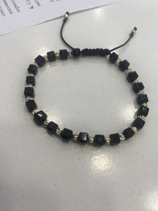 Унисекс Гривна с оникс и златисти топчета