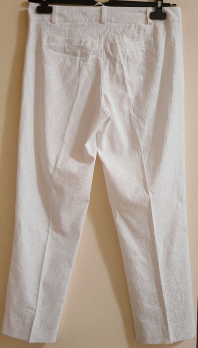 Pantaloni  marimea 40 de culoare alba  eleganti