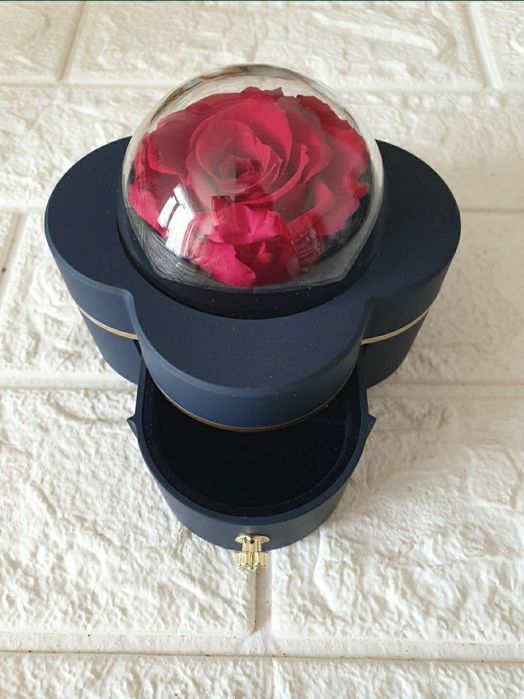 Cutie de bijuterii cu trandafir criogenat +lănțisor inima