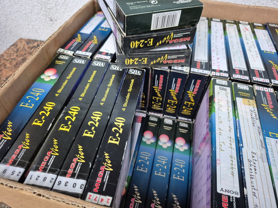 Vând lot 55 casete video VHS originale Mega view de 240minute cu filme

- 80