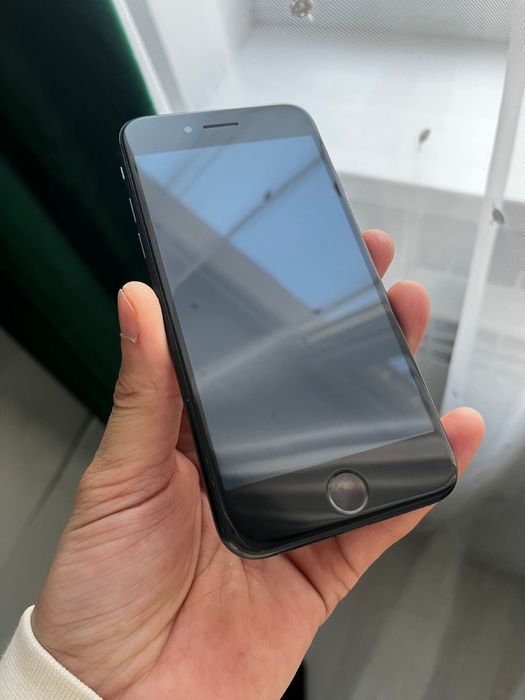 Продам Айфон SE в отличном состояние Минусов нет Память 128 Емкость 73