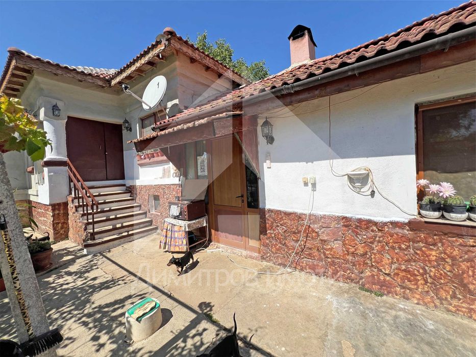 Продава еднофамилна, тухлена къща с 2 ДКА двор на 70 км от Варна.