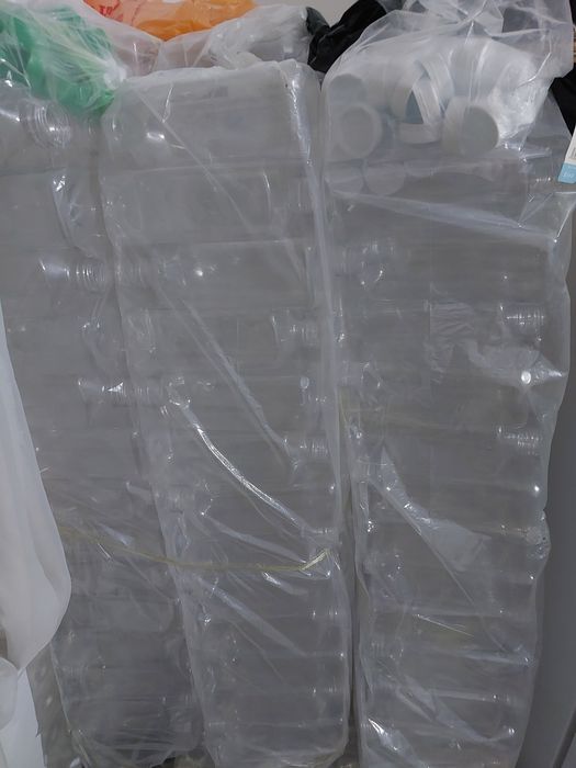 Бутылки литровый и 0.5