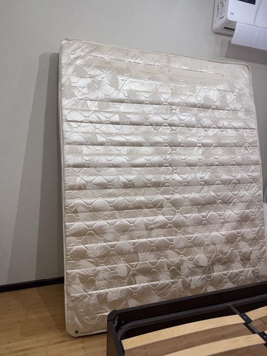 Кровать с матрасом