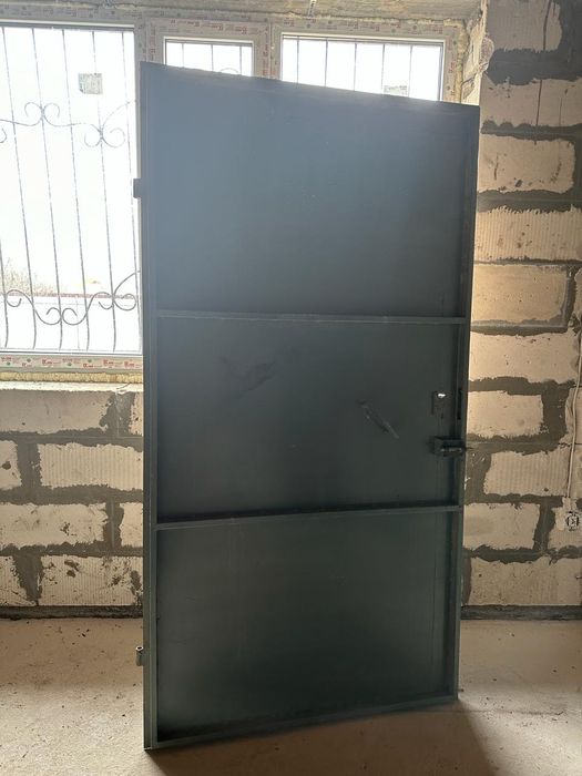 Продам железную дверь