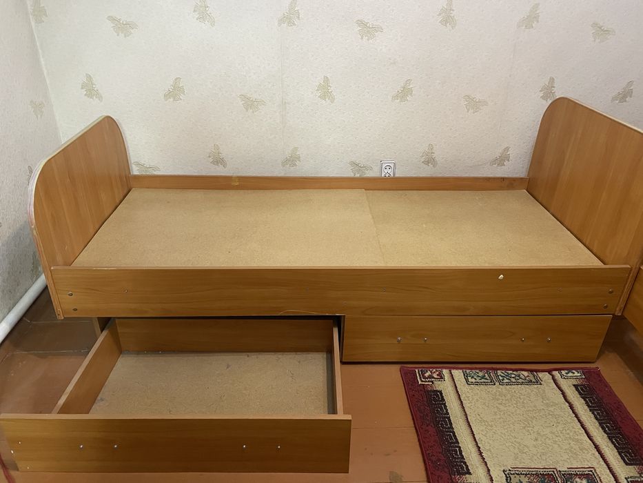 Кровать с матрасом и ящиками