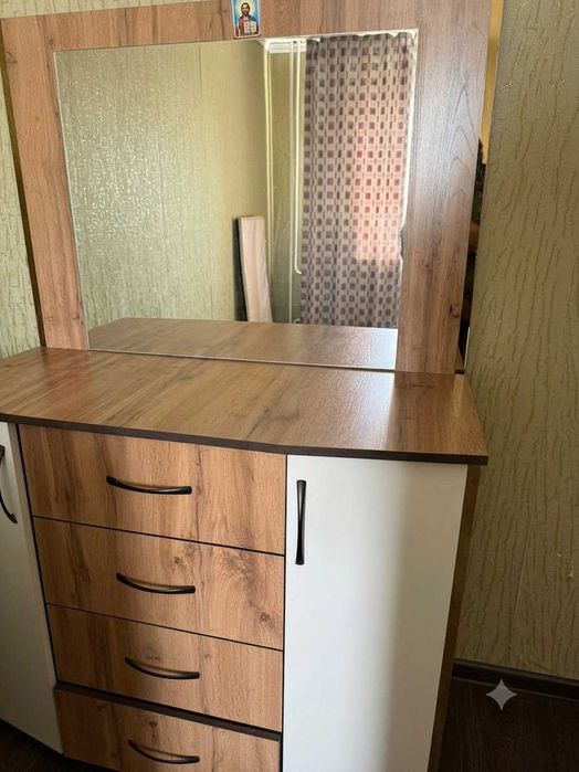 Продам Комод с зеркалом