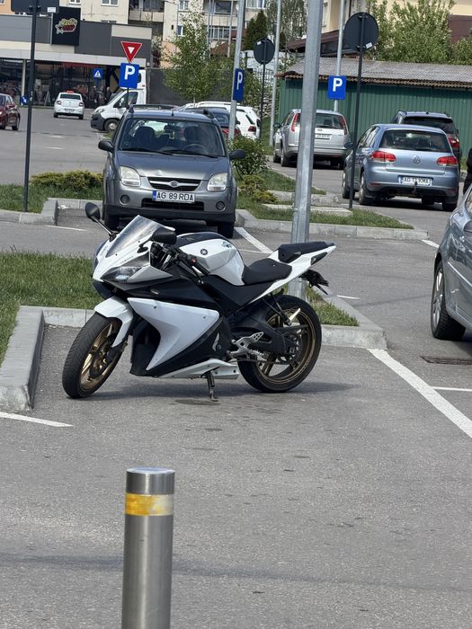 Vand yamaha yzf r125  a1 de la 16 ani