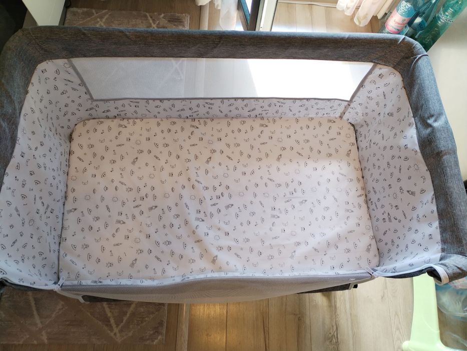 Pătuț Bebe Multifuncțional / Co-Sleeper Gri, cu Plasă de Țânțari Integrată – Ca Nou!l